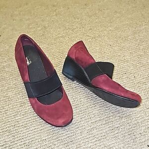 EUC Clarks Bendables maroon suede leather slip-on mary jane wedge heels